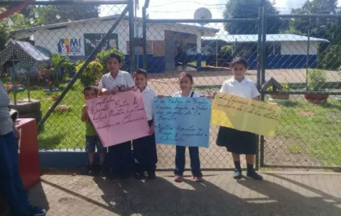 Docentes mantienen paro en el Centro Básico de Los Algarrobos, en Dolega