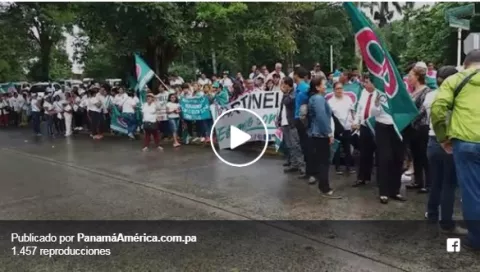 Simpatizantes del expresidente Martinelli se congregan en la Corte Suprema para vitorearlo