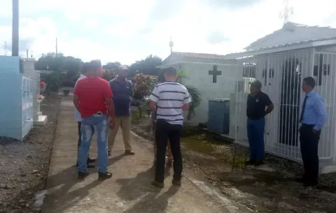 Investigan féretros fuera de las tumbas en cementerio de La Concepción