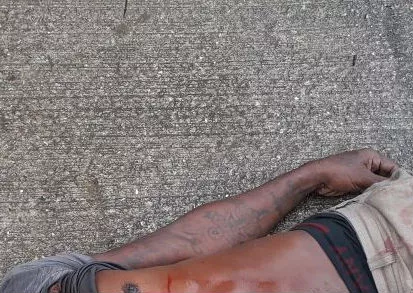 Mujer asesina con arma blanca a indigente en Colón 