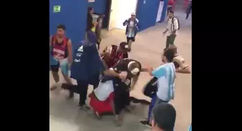 [VIDEO] Hinchas argentinos atacan a un croata en el suelo