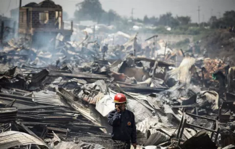 Más de 10 muertos y 70 heridos al incendiarse mercado en Kenia