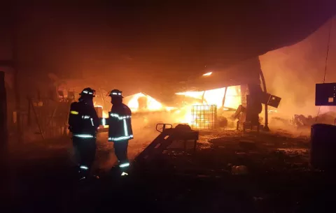 Incendio consume recicladora en Juan Díaz