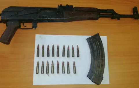 Hallan fusil AK-47 en residencial Los Lagos en Colón