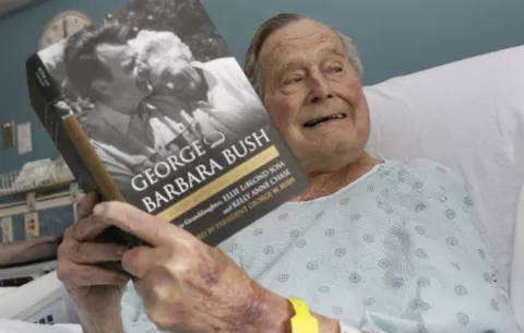 Dan de alta a Bush padre tras ser tratado por baja presión arterial