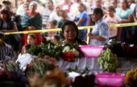 Guatemaltecos comienzan a enterrar a las víctimas del Volcán de Fuego