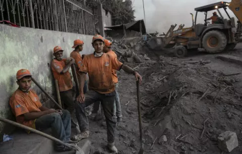 Socorristas rescatan más cuerpos y suman 99 los muertos por erupción volcán