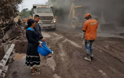 Suben a 110 los fallecidos y fluye la ayuda para los afectados tras la erupción del volcán