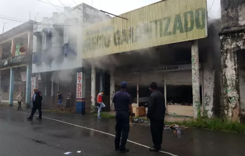 ¡Emergencia! Incendio en local abandonado de Colón