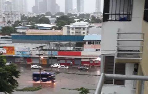 Inundaciones y tranque vehicular por lluvias en la ciudad de Panamá