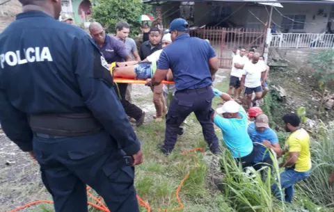 En La Chorrera, taxista cae a una hondonada y se estrella con un poste