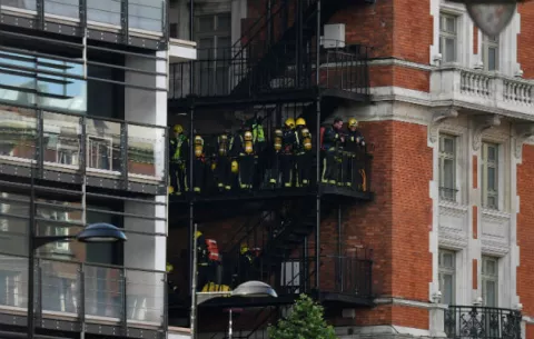 Unos 120 bomberos sofocan un incendio en un hotel de lujo en Londres