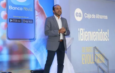 Mario Rojas renuncia como gerente de la Caja de Ahorros