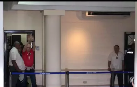 Martinelli ingresa a la audiencia con la camiseta de Armando Cooper