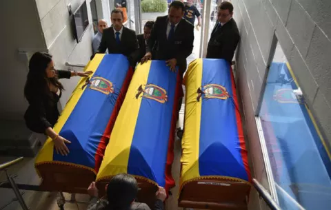 Trasladan a Ecuador los cuerpos del equipo periodístico asesinados