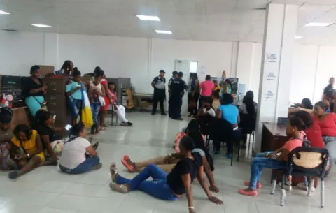 Mujeres se toman el Miviot de Colón exigiendo una respuesta