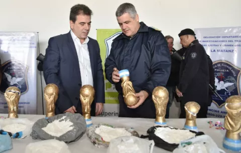En Argentina, caen narcos que camuflaban cocaína y marihuana en trofeos de fútbol