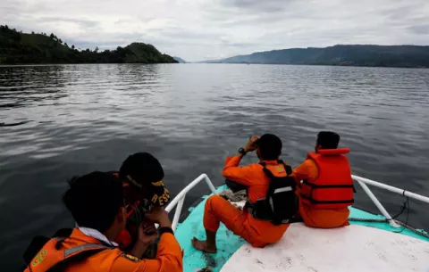 Lucha contra el tiempo en rescate de 186 pasajeros tras naufragio en Sumatra