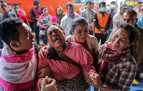 Detienen a capitán de barco que naufragó en Sumatra