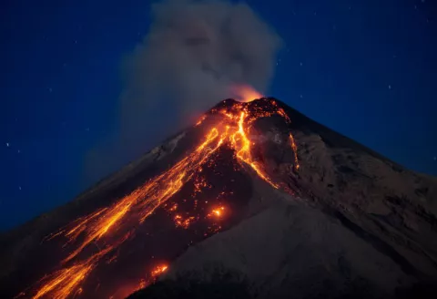 El volcán de Fuego entra en erupción en Guatemala y evacúan fincas cercanas