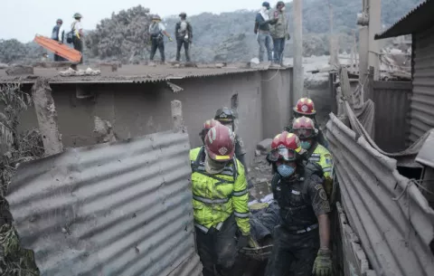 Muerte de un niño eleva a 70 las víctimas por volcán de Fuego en Guatemala