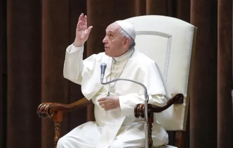 El papa acepta renuncia de 3 obispos chilenos y envía rosario a Lula da Silva