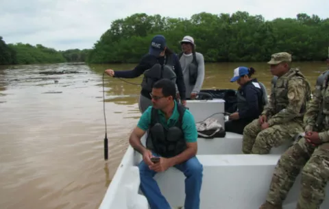Investigan muerte de peces en desembocadura de río La Villa