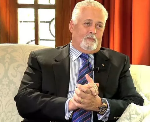 Pérez Balladares adquiere documentación para postulación presidencial