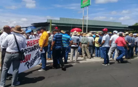 Productores marchan en Divisa y amenazan con acciones en todo el país