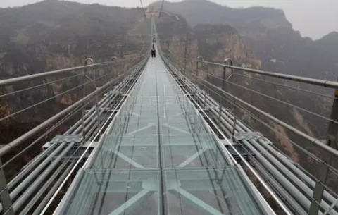 China abre el puente de cristal más largo del mundo