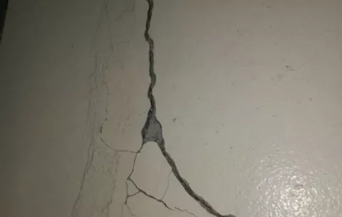 Evacúan hospital Anita Moreno por rajaduras a causa del sismo
