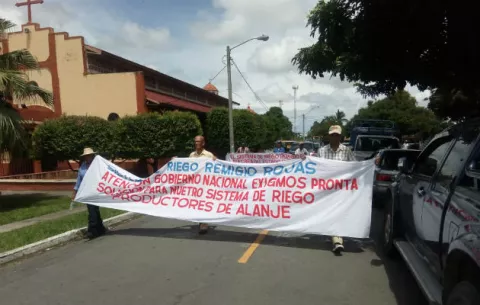 Productores del Sistema de Riego en Chiriquí protestan con tractores  