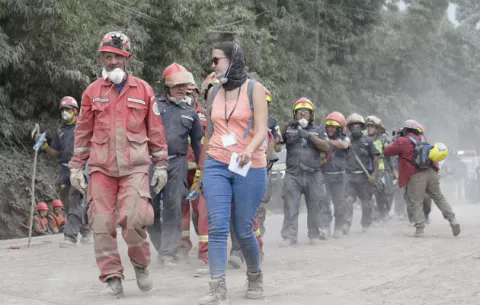 Socorristas buscan a 192 desaparecidos por erupción del volcán de Fuego