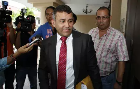 Sidney Sittón le recuerda su pasado militar a la perredista Balbina Herrera
