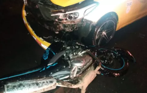 Motorizado fallece tras colisionar de frente con un taxi en David