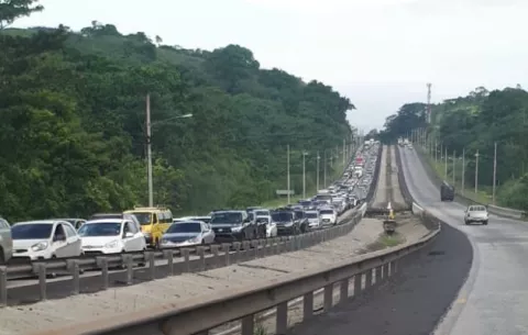 Colisión entre dos vehículos en vía Centenario deja un muerto y enorme tranque 