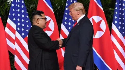 Trump y Kim Jong-un inician cumbre con estrechón de manos