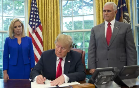 Críticas obligan a Trump a firmar orden para no separar familias inmigrantes 
