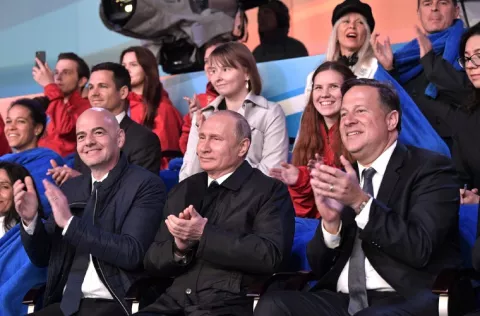 Varela disfruta de una ópera en la Plaza Roja de Moscú
