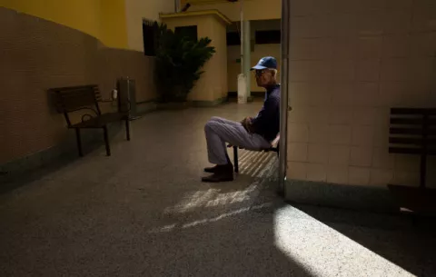 Los ancianos venezolanos que viven el Día del Padre asilados en la austeridad