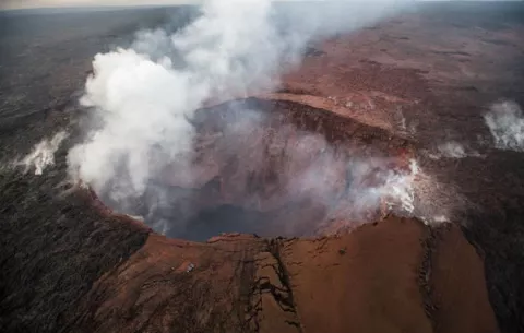 Nueva explosión en volcán de Hawái provoca un sismo de 5,2 grados