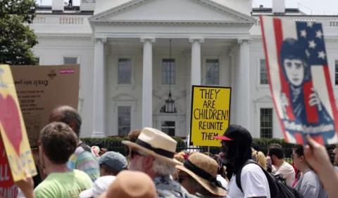 Miles protestan contra  política migratoria de Donald Trump