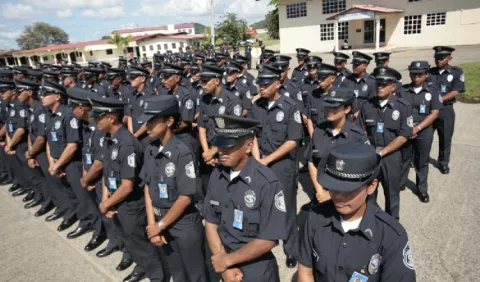 Licitarán uniformes para policías por cuarta ocasión