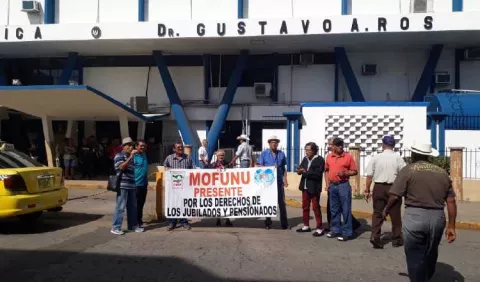Jubilados protestan por la falta de medicamentos y especialistas 