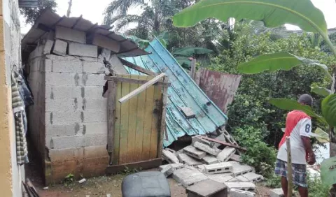 Alud de tierra derrumba  una residencia en Colón 