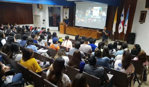 Universitarios cumplen  servicio social como voluntarios de la JMJ