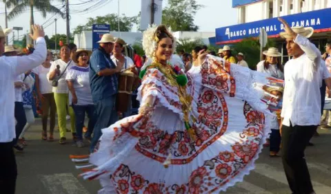 Reina de la Pollera realiza lucida entrada a Las Tablas