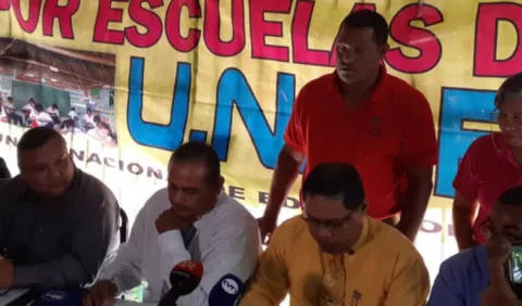 Docentes decretan paro por alza de luz