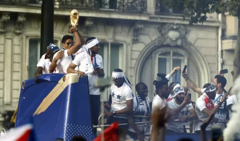 Francia recibe a sus héroes     con la Copa del Mundo