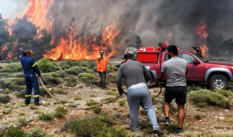 Incendios forestales arrasan zonas turísticas y costeras de Grecia   